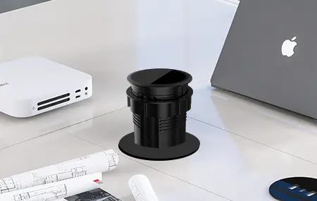 La altura del zócalo del escritorio es adecuada.