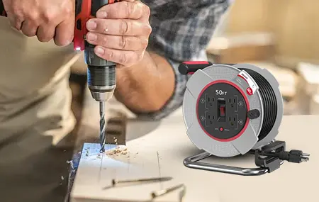 ¿De qué material está hecha la bobina de plástico?